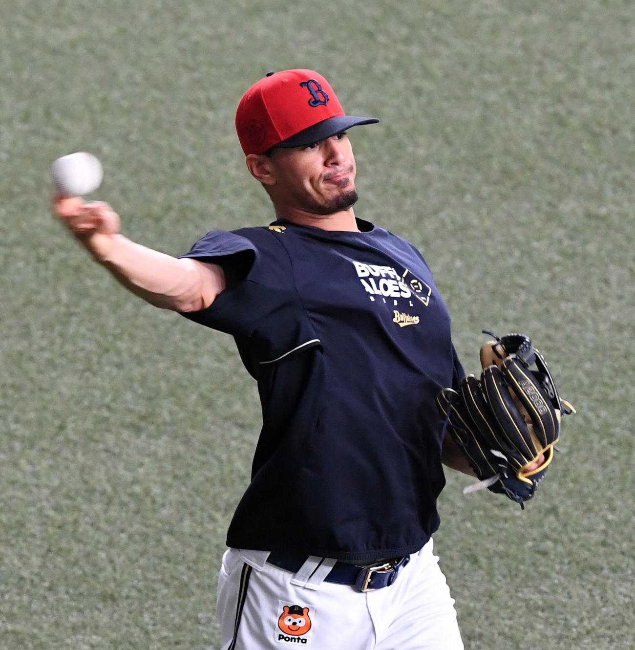 オリックス対西武　キャッチボールを行うカスティーヨ（撮影・前岡正明）