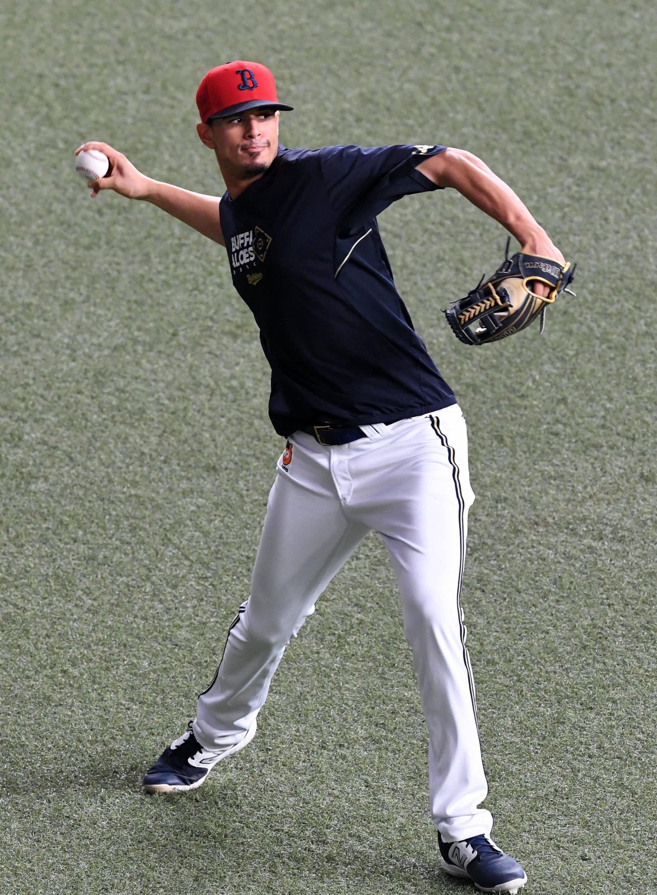 オリックス対西武　キャッチボールを行うカスティーヨ（撮影・前岡正明）