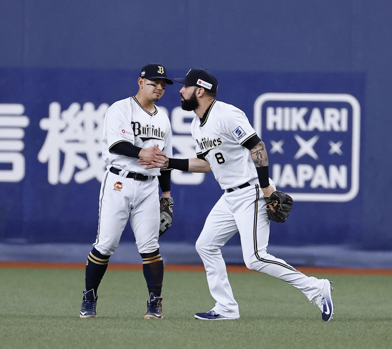 オリックス対西武　3回表西武1死、炭谷の二飛を好捕し、森（左）と握手を交わすゴンザレス（撮影・藤尾明華）