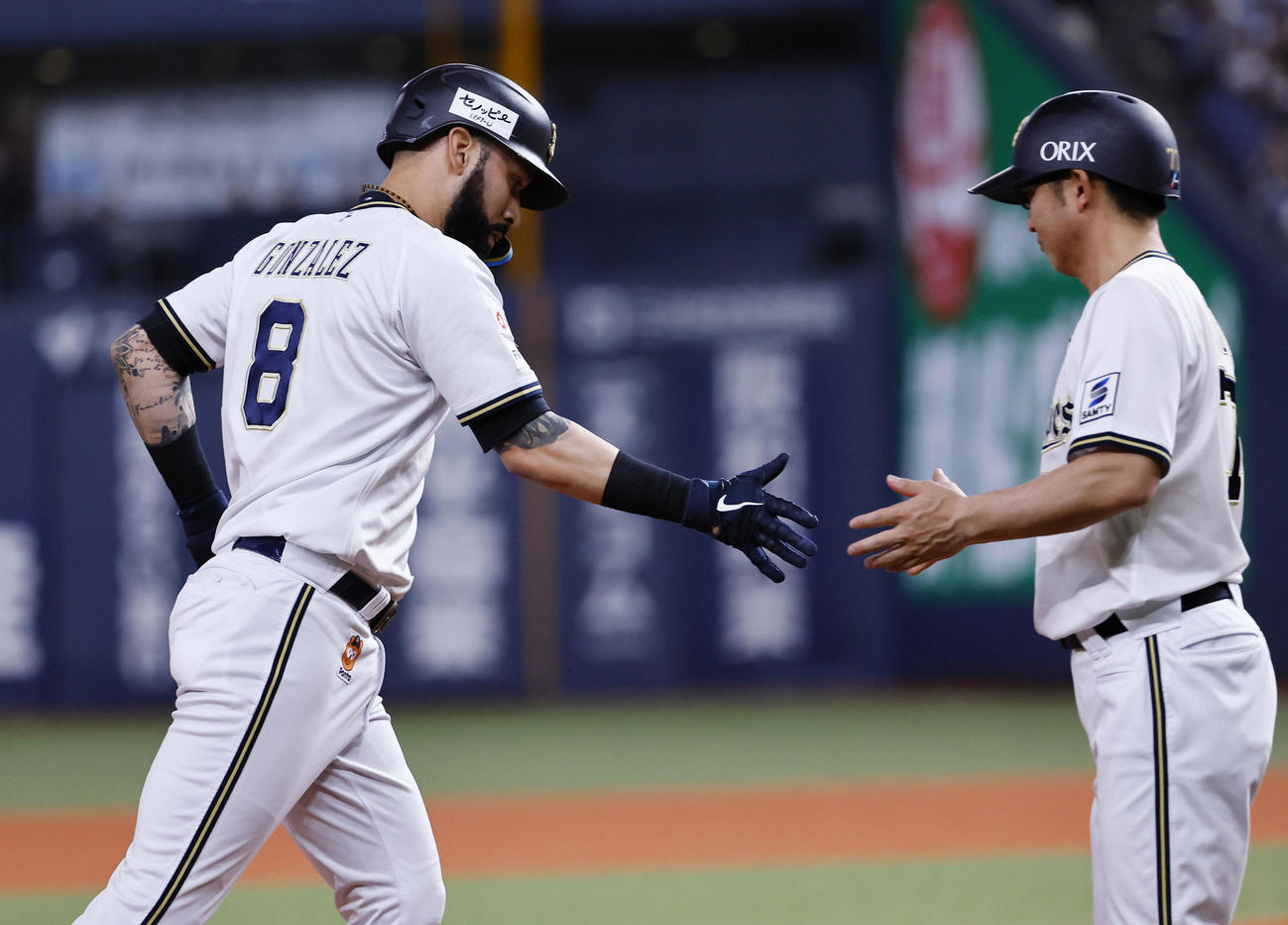オリックス対西武　3回裏オリックス2死、ゴンザレスは左越えに先制本塁打を放ち三塁を回る（撮影・藤尾明華）