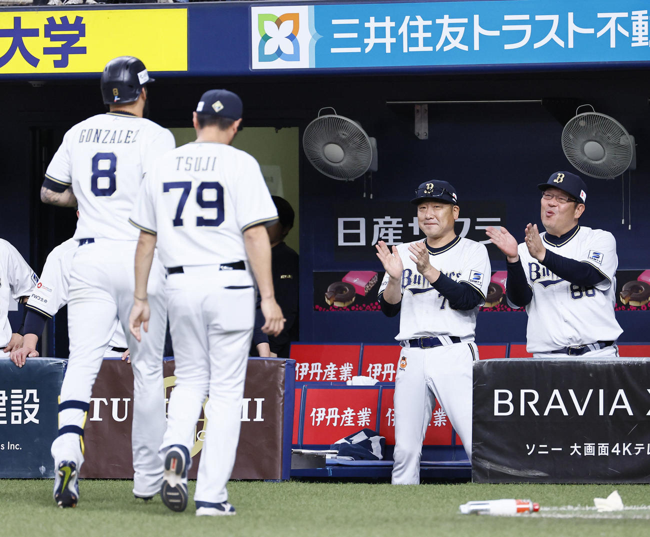 オリックス対西武　3回裏オリックス2死、先制本塁打を放ったゴンザレスを出迎える中嶋監督（右から2人目）（撮影・藤尾明華）