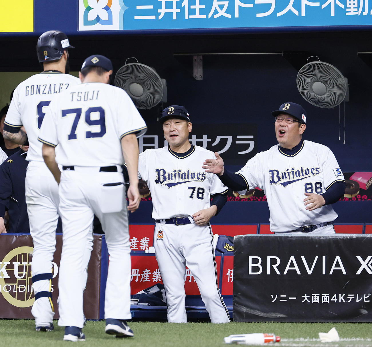 オリックス対西武　3回裏オリックス2死、先制本塁打を放ったゴンザレスを出迎える中嶋監督（右から2人目）（撮影・藤尾明華）