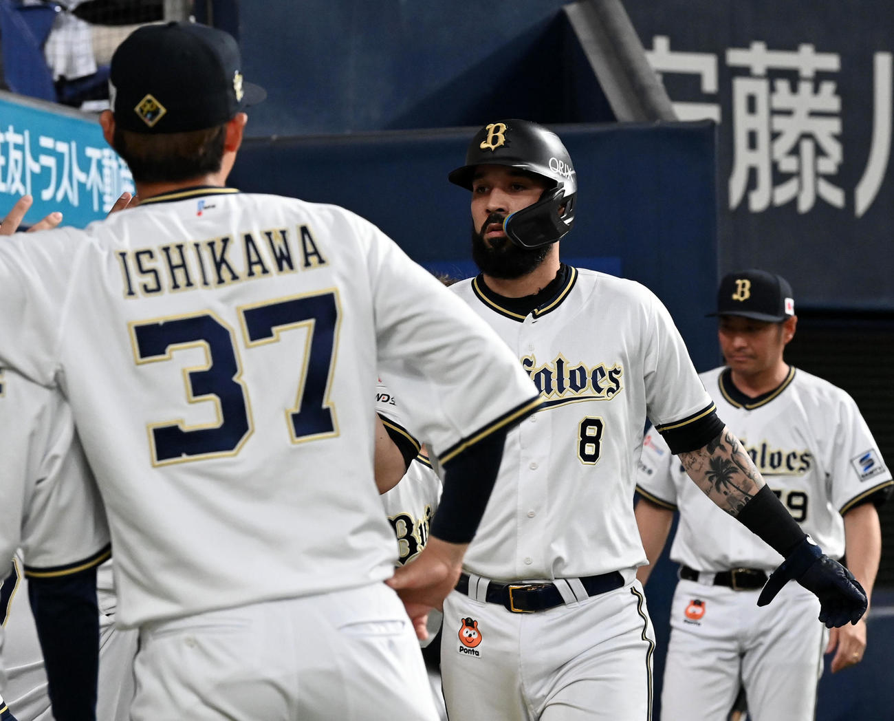オリックス対西武　3回裏オリックス2死、ゴンザレスは左越え先制本塁打を放ちナインの出迎えを受ける（撮影・前岡正明）