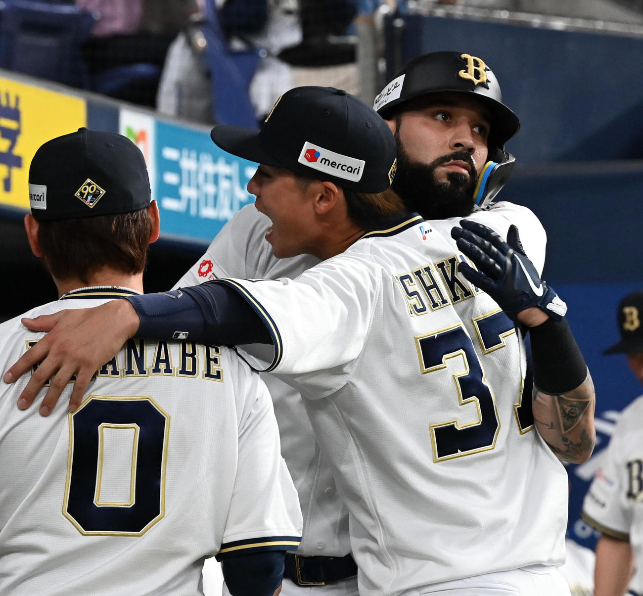 オリックス対西武　3回裏オリックス2死、ゴンザレスは左越え先制本塁打を放ちち石川とハグ（撮影・前岡正明）