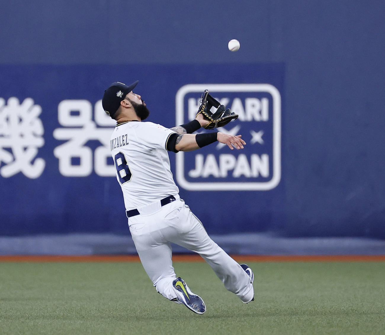 オリックス対西武　3回表西武1死、炭谷銀仁朗の二飛を好捕するゴンザレス（撮影・藤尾明華）