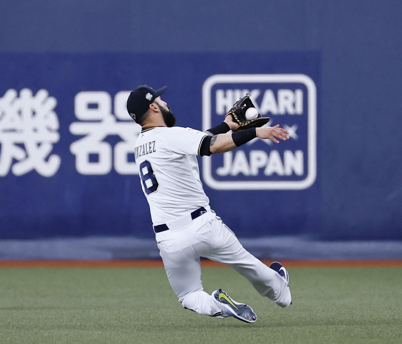 オリックス対西武　3回表西武1死、炭谷の二飛を好捕するゴンザレス（撮影・藤尾明華）