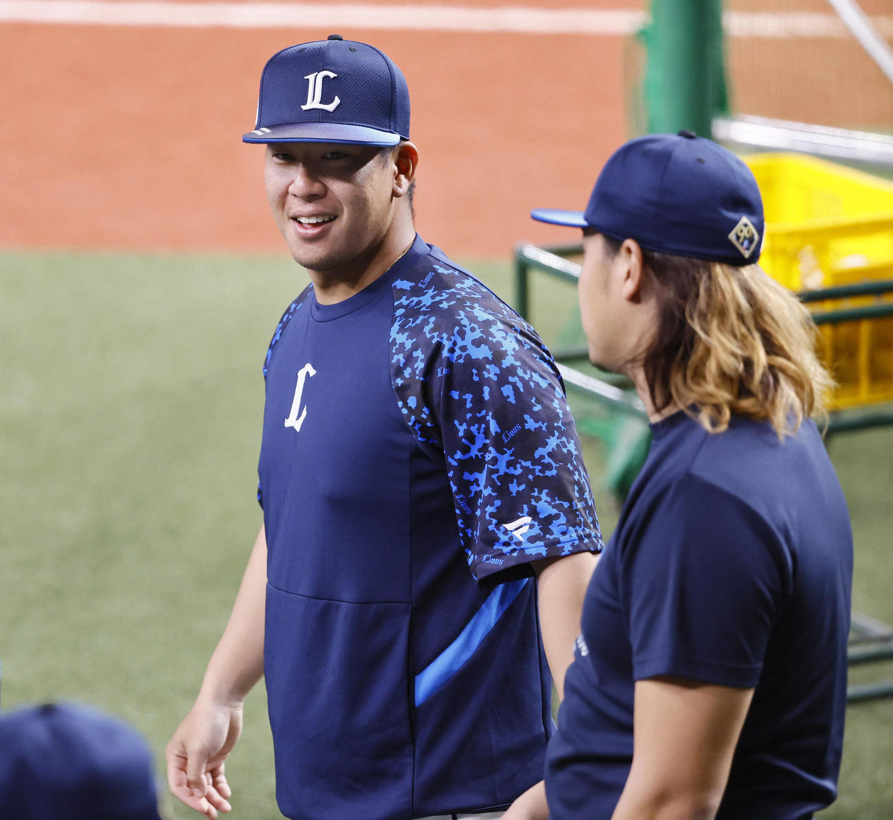 オリックス対西武　高橋光（右）と笑顔で話をする西武ボー（撮影・藤尾明華）