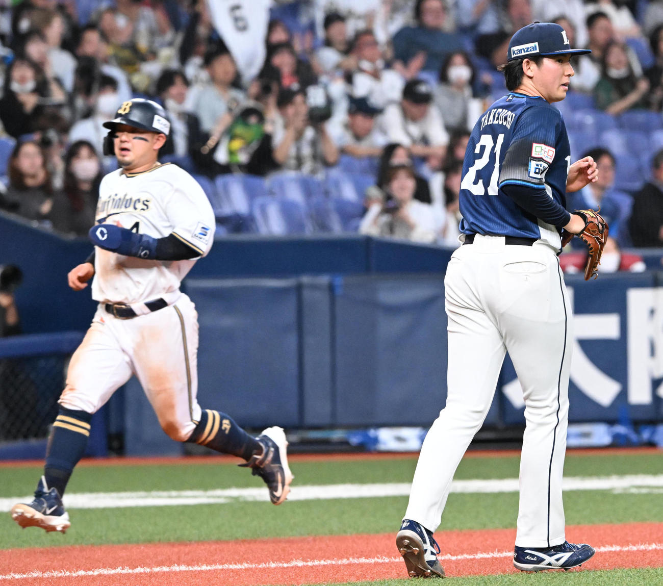 オリックス対西武　7回裏オリックス2死二塁、宗に右適時打を打たれがっくりする武内（右）。左は生還する森（撮影・前岡正明）