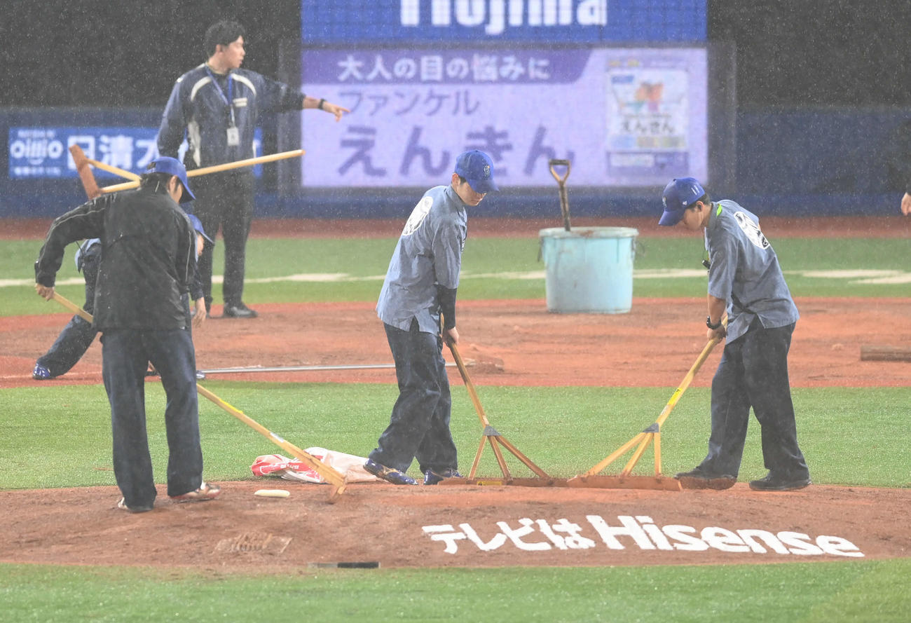 DeNA対阪神　5回終了後、雨でぬかるんだマウンドが整備される