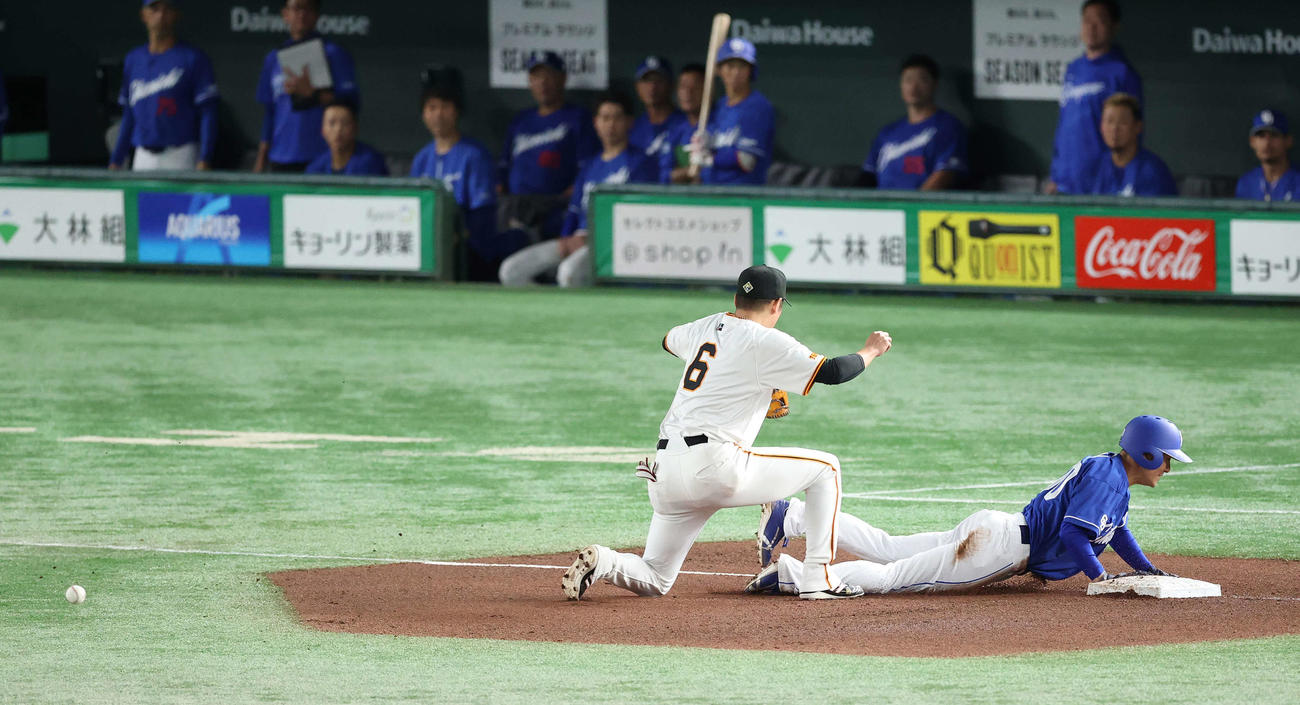 巨人対中日　7回表中日1死三塁、岸田からの送球を捕球し損なう三塁手の坂本。三塁走者は尾田（撮影・河野匠）