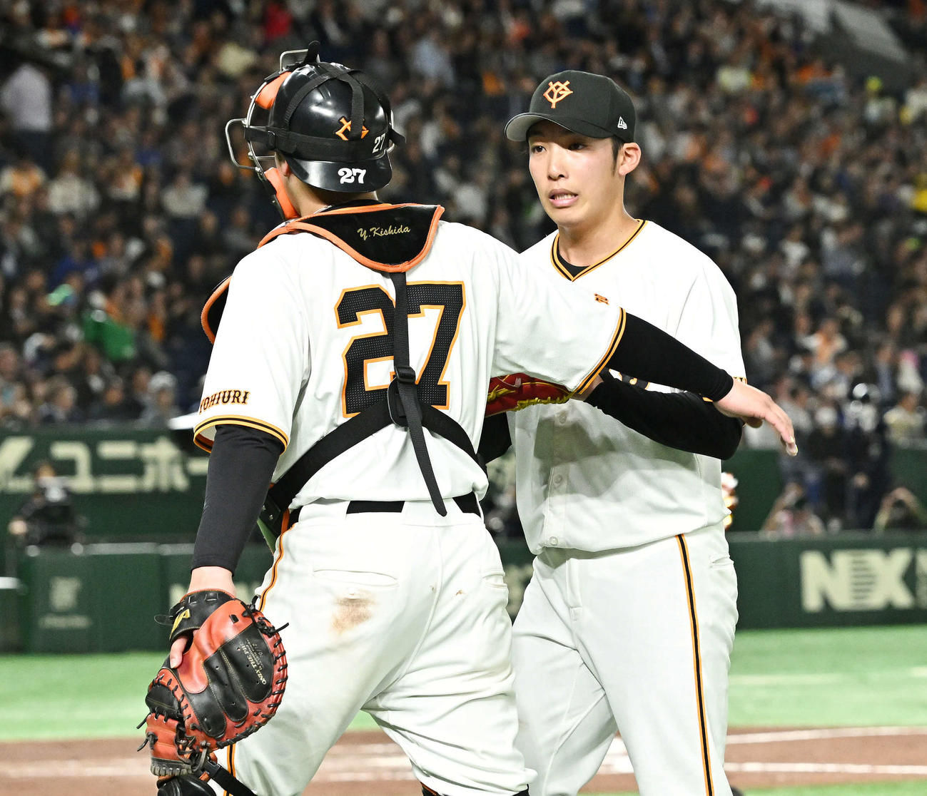 巨人対中日　7回表に失策で失点した巨人赤星（右）は捕手岸田からねぎらわれる（撮影・滝沢徹郎）