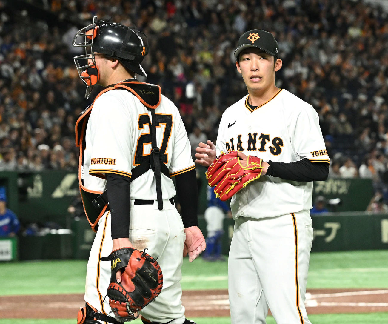 巨人対中日　7回表に失策で失点した巨人赤星（右）は捕手岸田と引き揚げる（撮影・滝沢徹郎）
