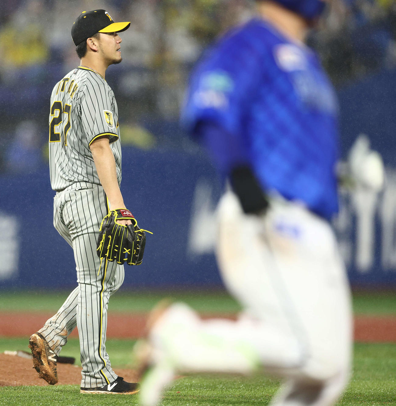 DeNA対阪神　7回裏DeNA無死、佐野に右前打を浴びる伊藤将（撮影・河田真司）