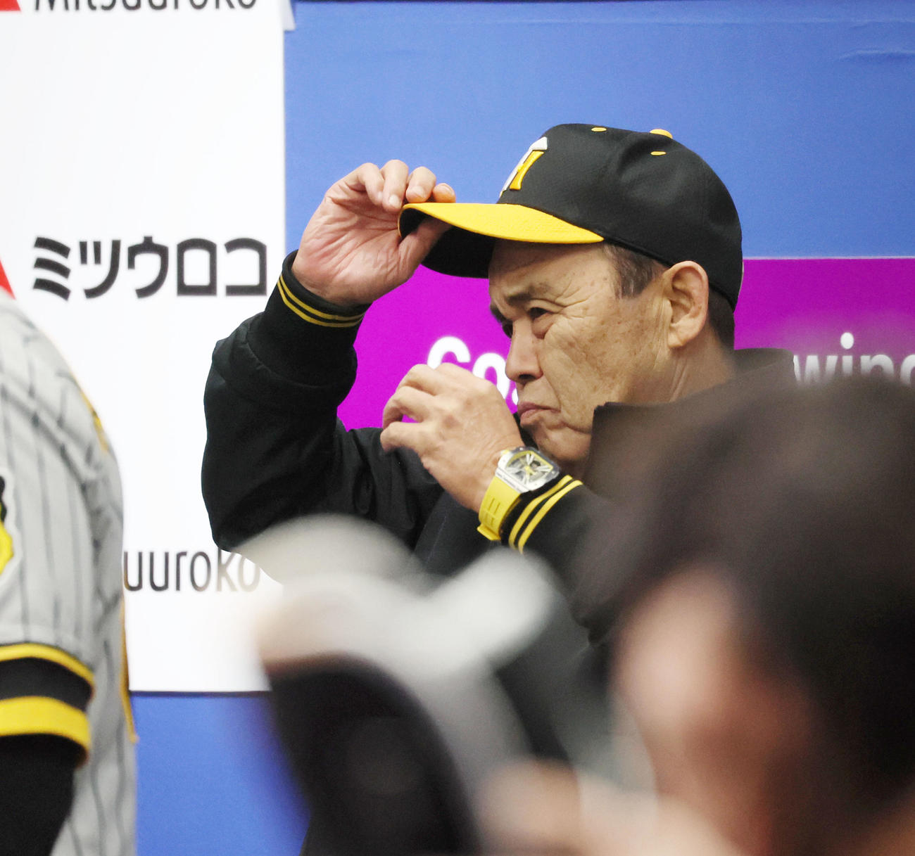 DeNA対阪神　8回表を終え厳しい表情を見せる岡田監督（撮影・加藤哉）