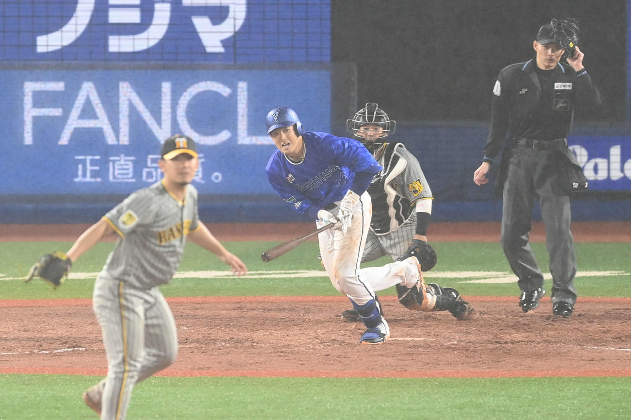 DeNA対阪神　7回裏DeNA2死二、三塁、山本は中前に2点適時打を放つ。投手伊藤将（撮影・山崎安昭）