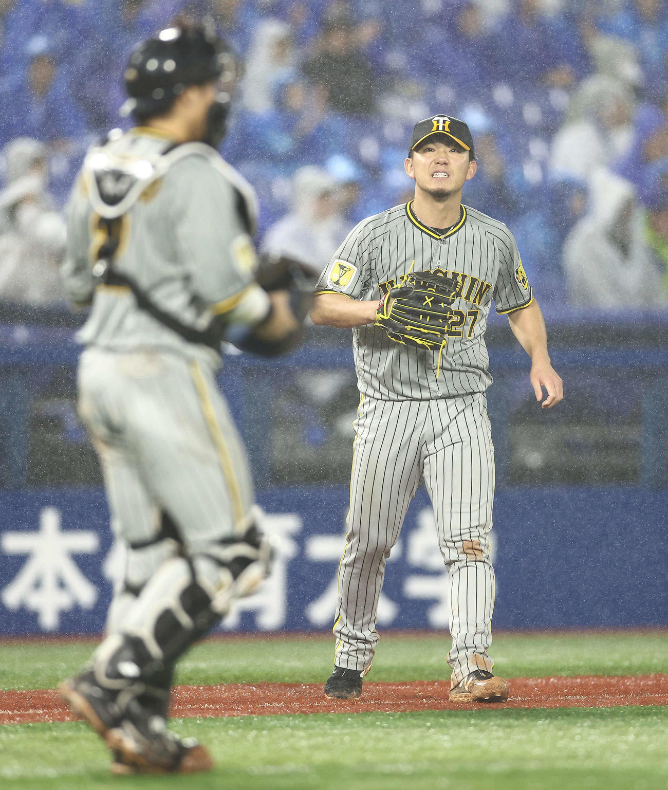 DeNA対阪神　7回裏DeNA1死一塁、宮崎に中前打を浴びる伊藤将（撮影・河田真司）