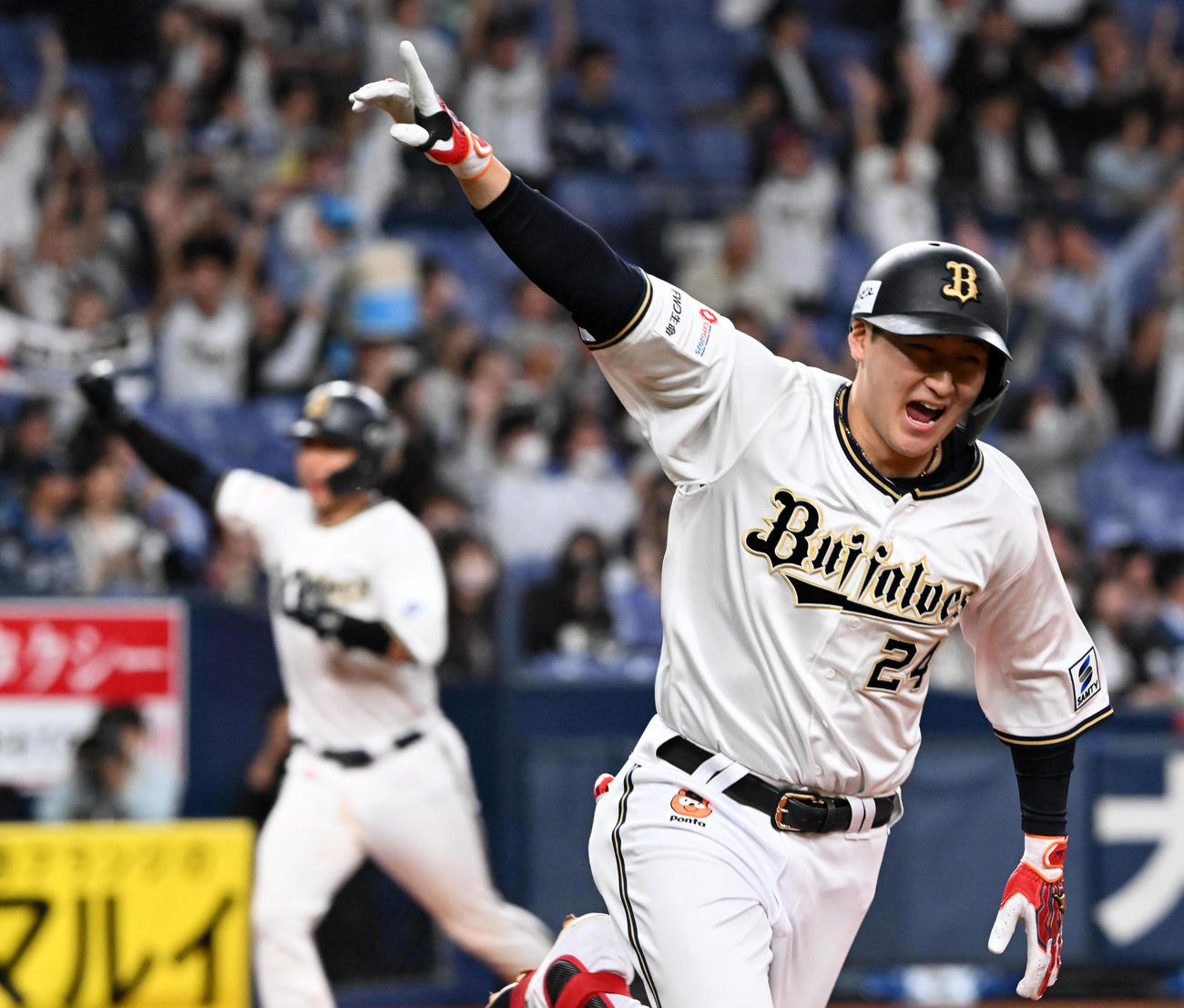 オリックス対西武　10回裏オリックス2死二、三塁、サヨナラ打を放った紅林は右手を突き上げる（撮影・前岡正明）