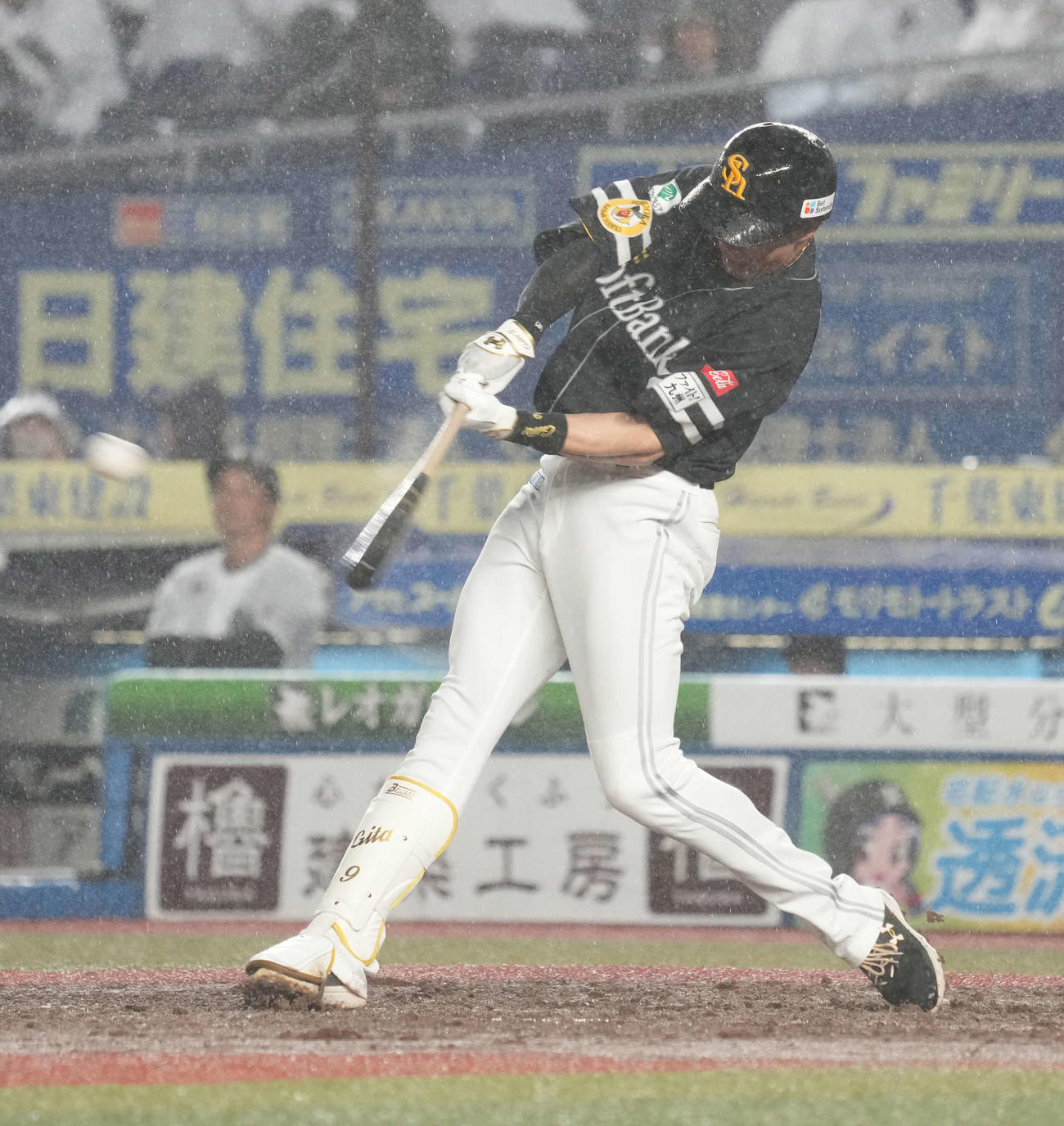 ロッテ対ソフトバンク　5回表ソフトバンク1死一、二塁、柳田は2点中前適時二塁打を放つ（撮影・小沢裕）