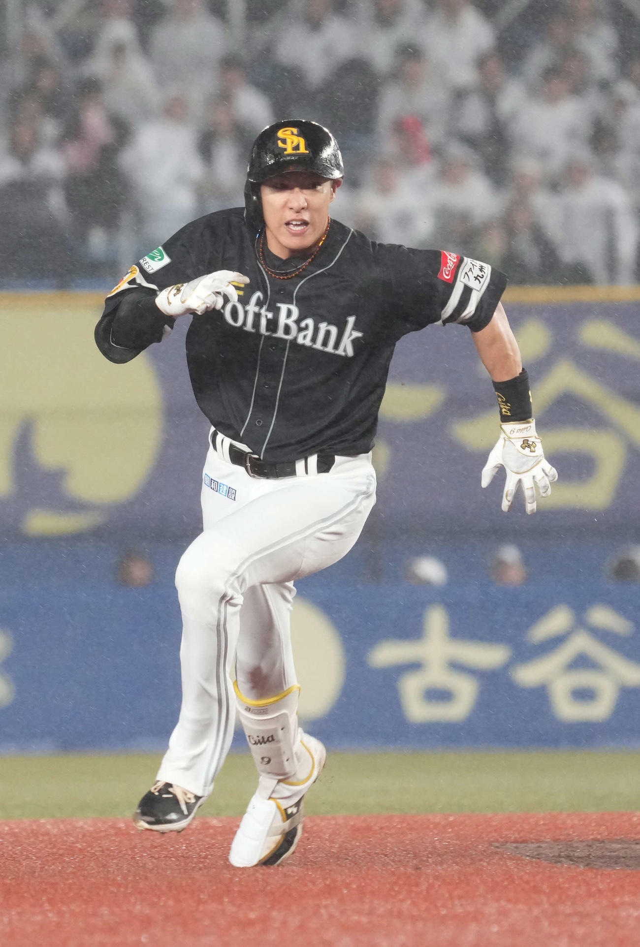 ロッテ対ソフトバンク　5回表ソフトバンク1死一、二塁、柳田は2点中前適時二塁打を放つ（撮影・小沢裕）