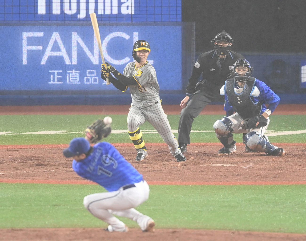 DeNA対阪神　9回表阪神無死一、二塁、中野は中前打を放つ。投手山崎（撮影・山崎安昭）