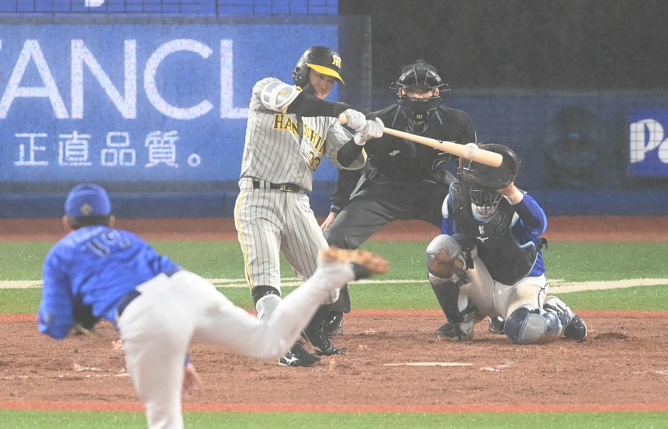 DeNA対阪神　9回表阪神無死、代打糸原は左前打を放つ。投手山崎（撮影・山崎安昭）