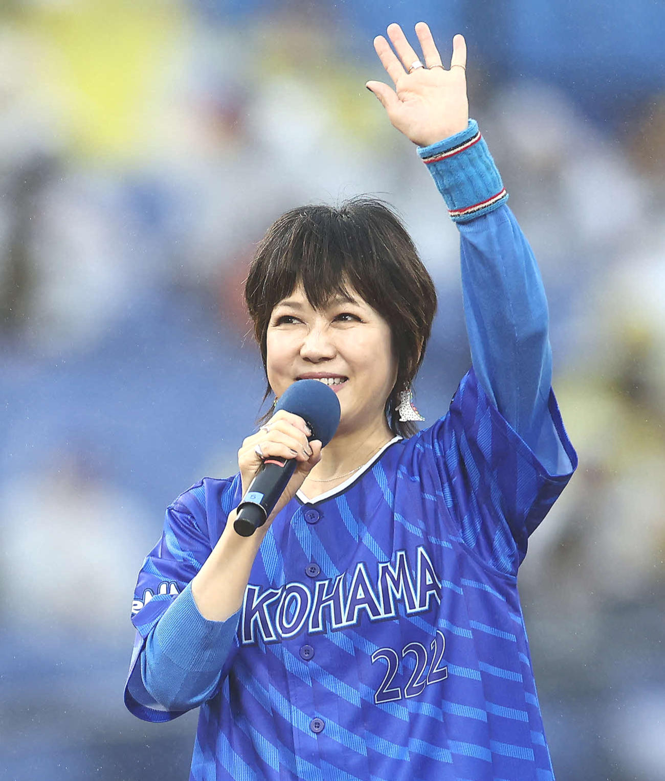 DeNA対阪神　開始前、セレモニアルプッチを務めるLINDBERG渡瀬マキ（撮影・河田真司）
