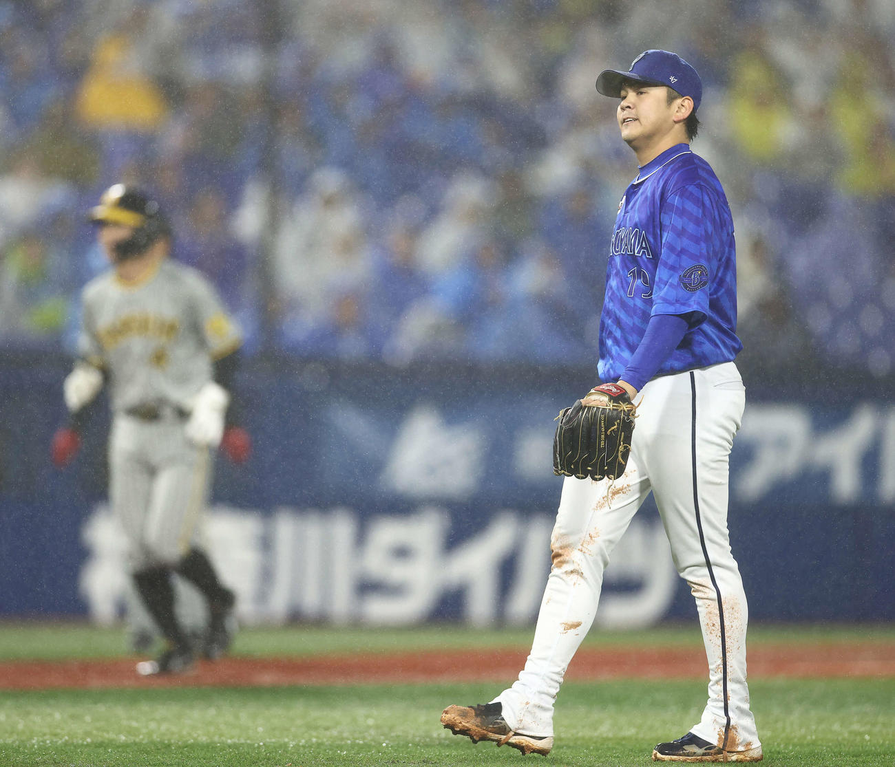 DeNA対阪神　9回表阪神無死満塁、森下に死球を与え、押し出しを許す山崎（撮影・河田真司）