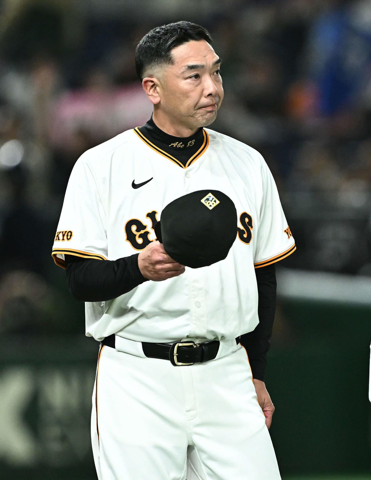 巨人対中日　試合に敗れファンにあいさつする巨人阿部監督（撮影・滝沢徹郎）