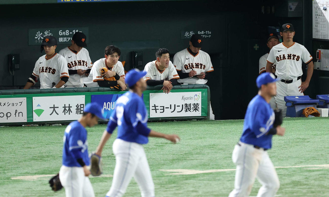 巨人対中日　中日に敗れ、ぼうぜんとグラウンドを見つめる岸田（中央）ら巨人ベンチ（撮影・河野匠）