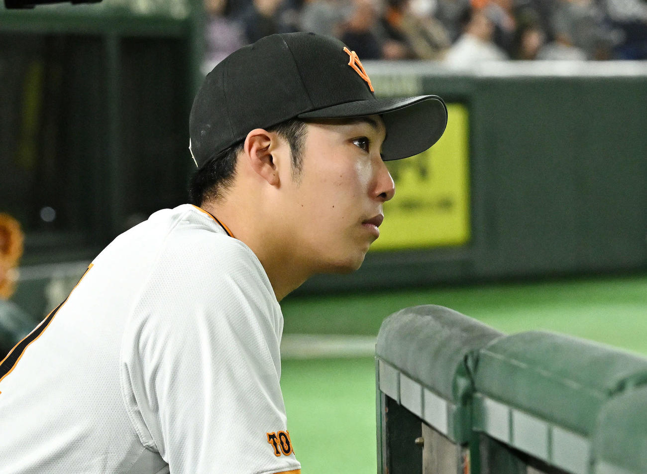 巨人対中日　9回、ベンチから戦況を見守る巨人赤星（撮影・滝沢徹郎）