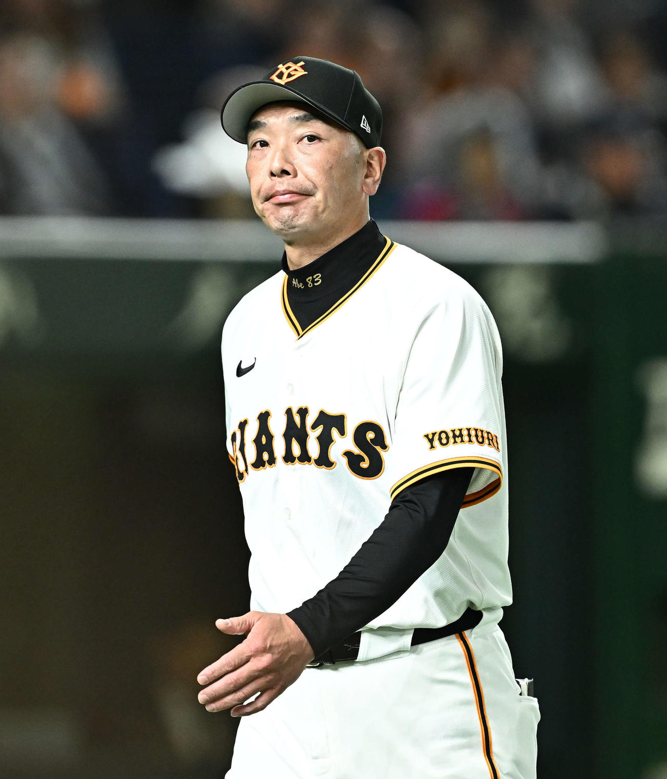 巨人対中日　交代を伝える巨人阿部監督（撮影・滝沢徹郎）