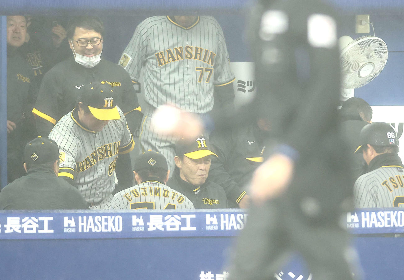 DeNA対阪神　DeNAに勝利し、グラウンドに向かう阪神岡田監督（中央）（撮影・河田真司）