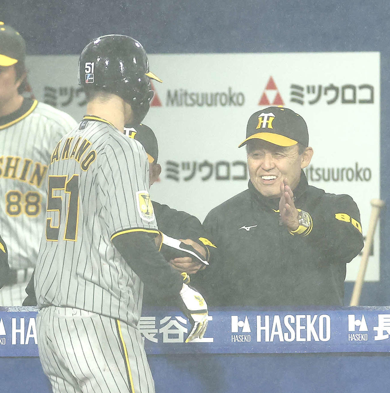 DeNA対阪神　9回表阪神無死満塁、ノイジーが四球を選び、押し出し生還する中野（左）を笑顔で迎える岡田監督（撮影・河田真司）