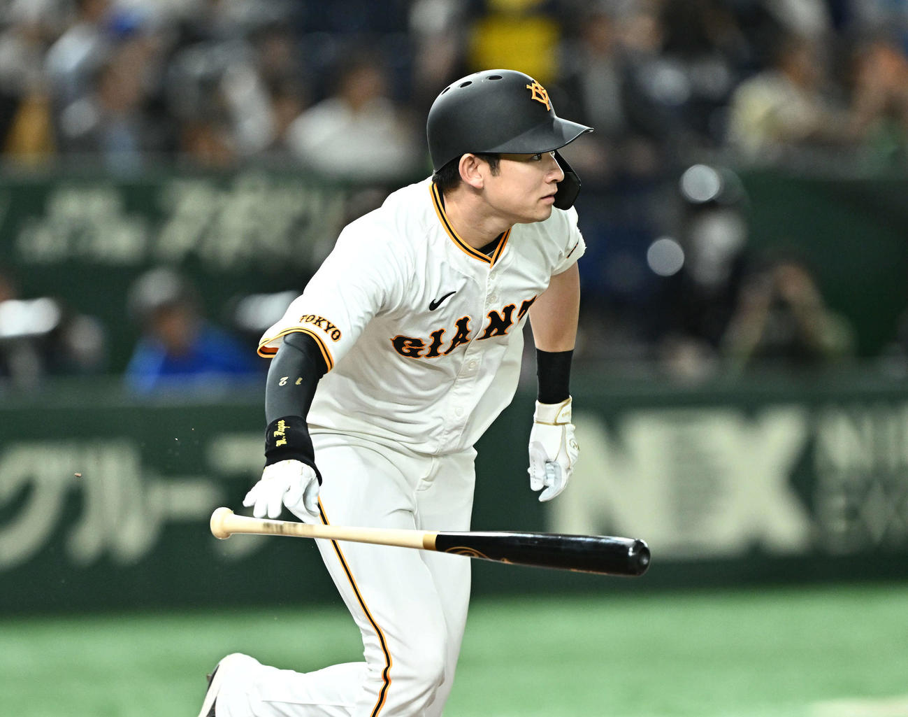 巨人対中日　2回裏巨人1死一塁、右中間に適時三塁打を放つ萩尾（撮影・滝沢徹郎）