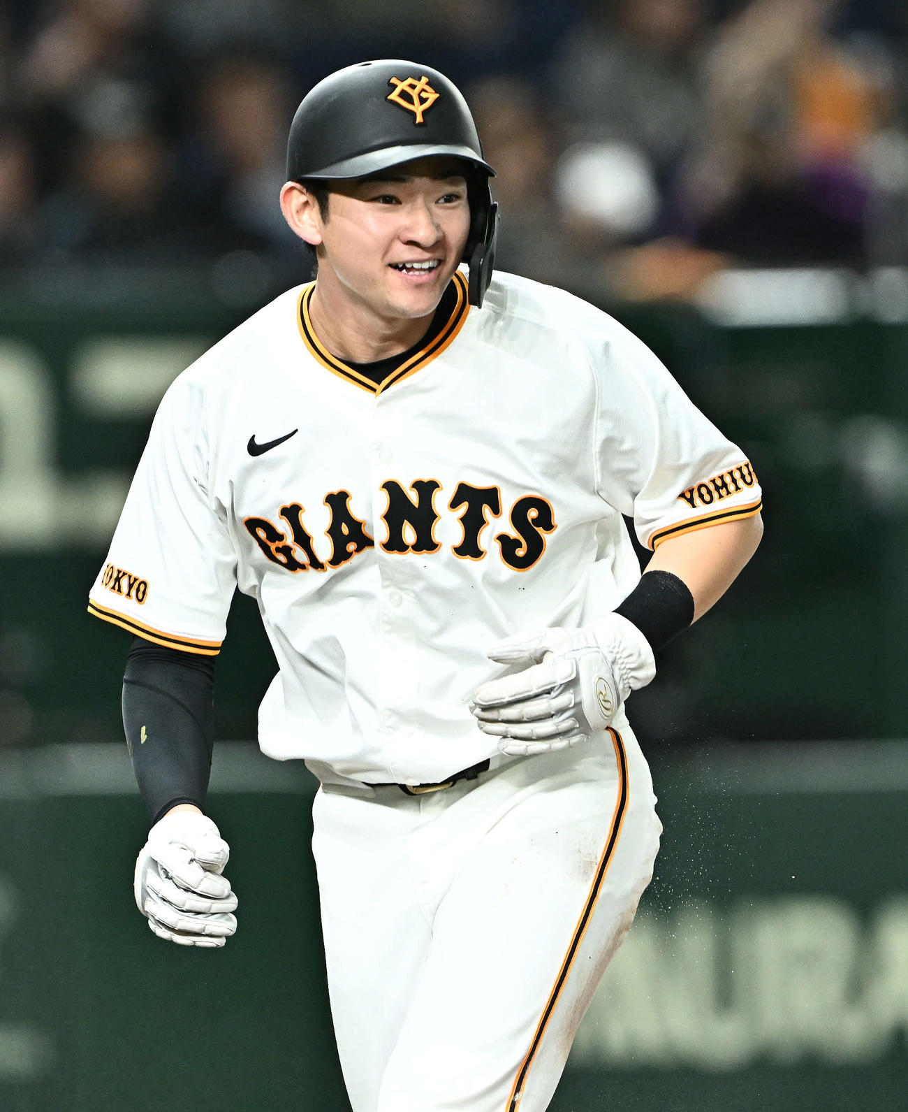 巨人対中日　2回裏巨人1死三塁、岸田の右犠飛で生還した萩尾は笑顔を見せる（撮影・滝沢徹郎）