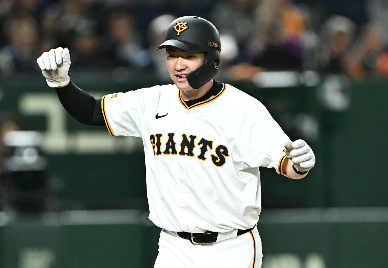 巨人対中日　2回裏巨人1死三塁、岸田の右犠飛で生還した萩尾は笑顔を見せる（撮影・滝沢徹郎）