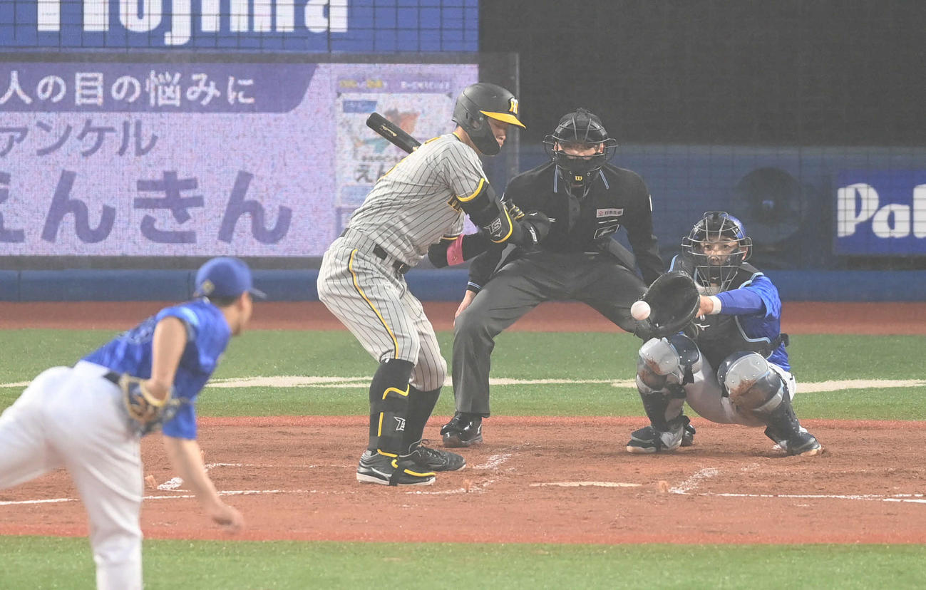 DeNA対阪神　2回表阪神無死一塁、佐藤輝は見逃し三振に倒れる。投手浜口（撮影・山崎安昭）