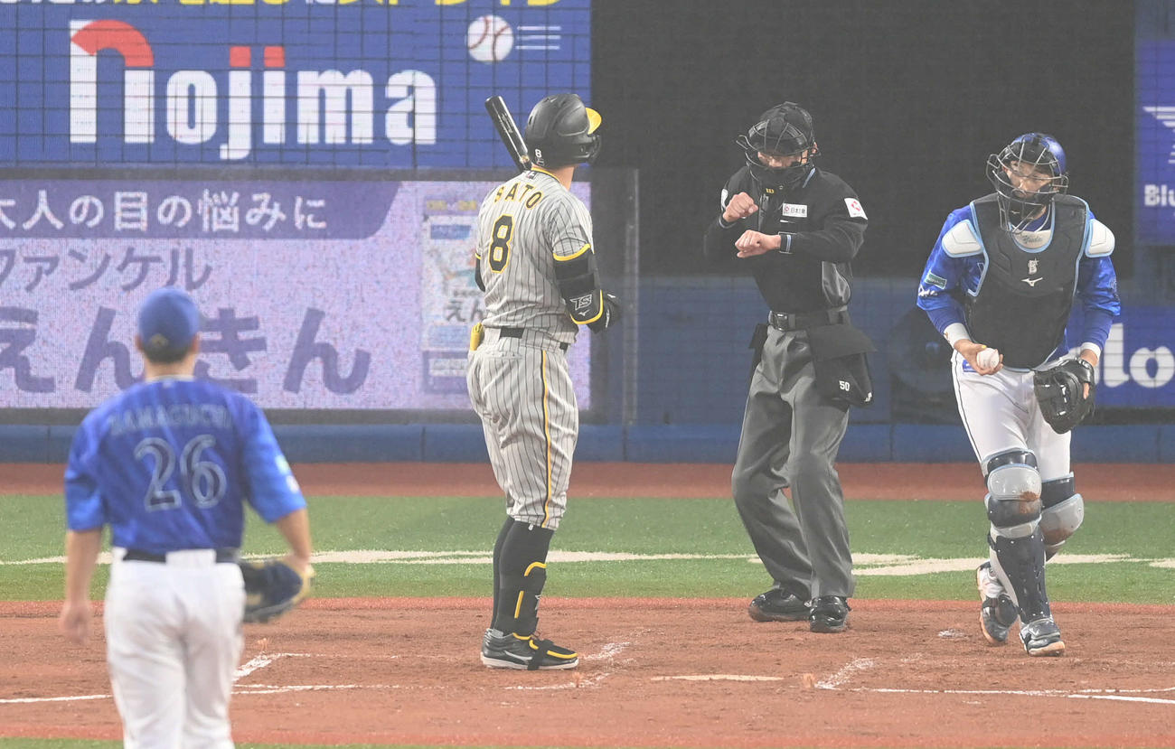 DeNA対阪神　2回表阪神無死一塁、佐藤輝は見逃し三振に倒れる。投手浜口（撮影・山崎安昭）