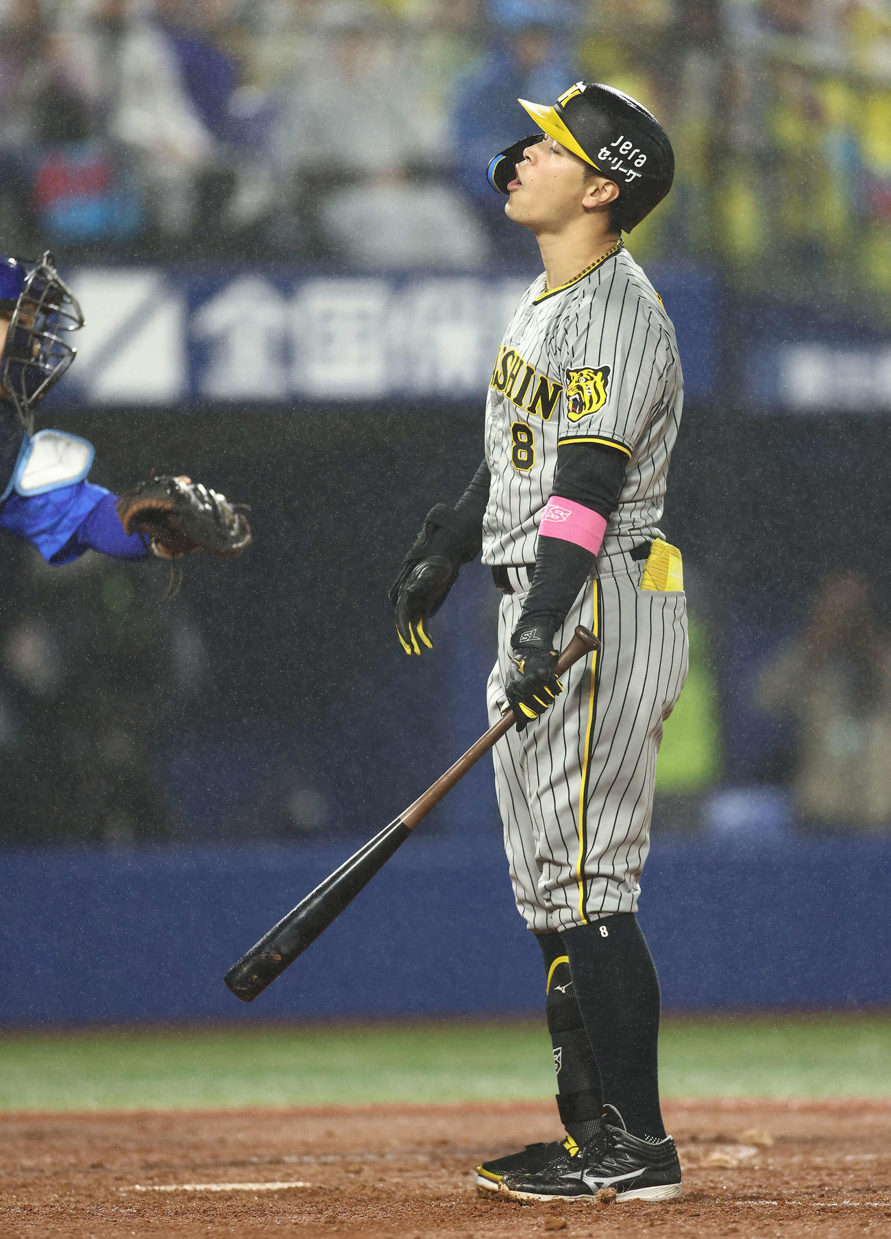 DeNA対阪神　4回表阪神無死一塁、見逃し三振に倒れる佐藤輝（撮影・河田真司）