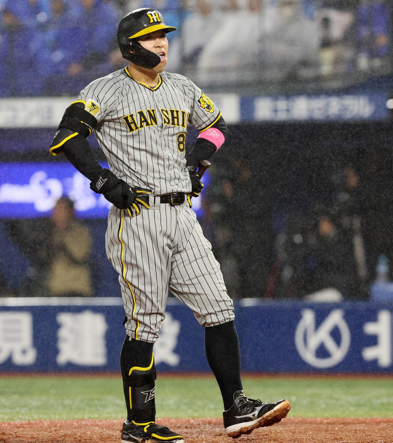 DeNA対阪神　4回表阪神無死一塁、佐藤輝は三振に倒れ腰に手を当てる（撮影・加藤哉）