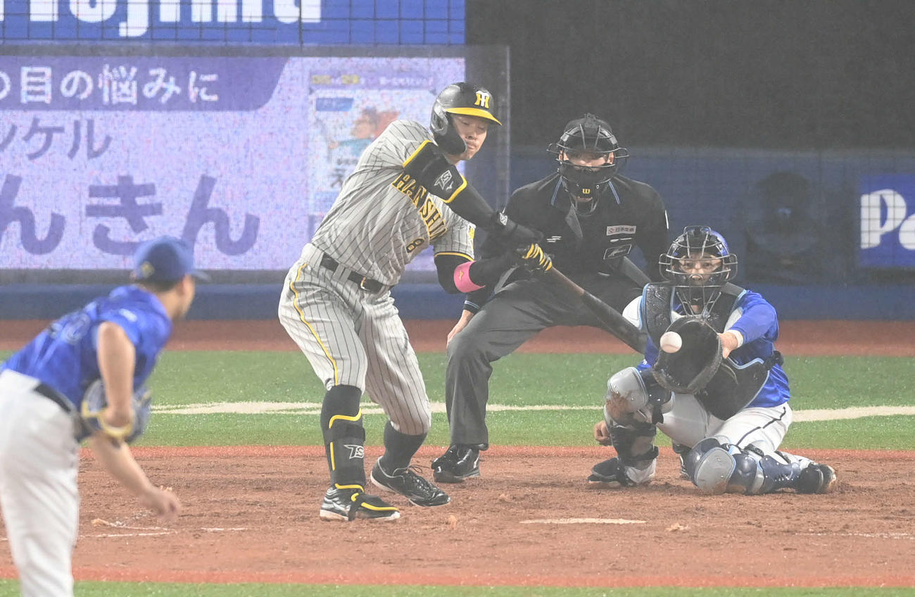 DeNA対阪神　4回表阪神無死一塁、佐藤輝は見逃し三振に倒れる。投手浜口（撮影・山崎安昭）