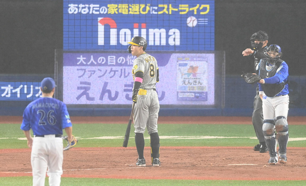 DeNA対阪神　4回表阪神無死一塁、佐藤輝は見逃し三振に倒れる。投手浜口（撮影・山崎安昭）