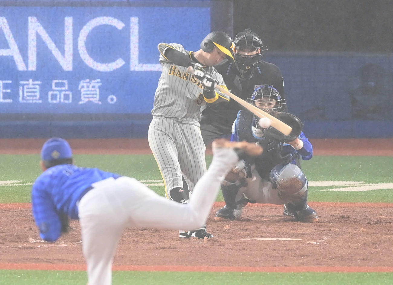 DeNA対阪神　9回表阪神無死一塁、近本は右前打を放つ。投手山崎（撮影・山崎安昭）