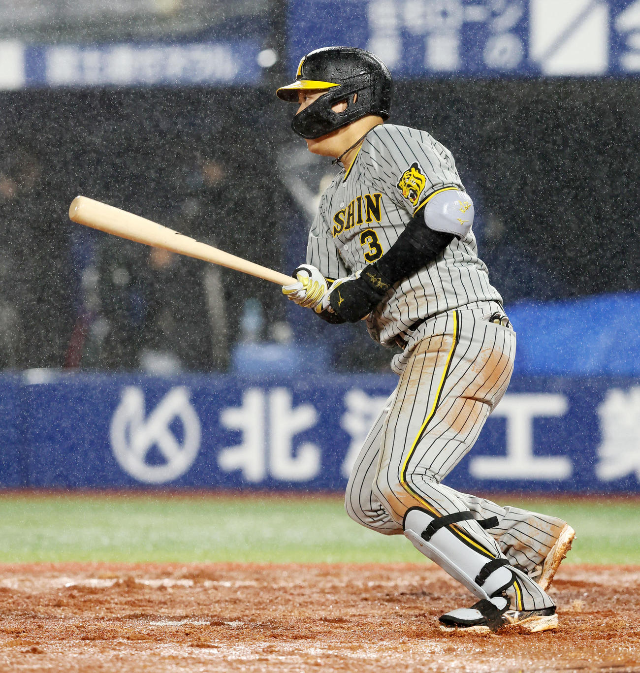 DeNA対阪神　9回表阪神無死満塁、大山は中適時打を放つ（撮影・加藤哉）