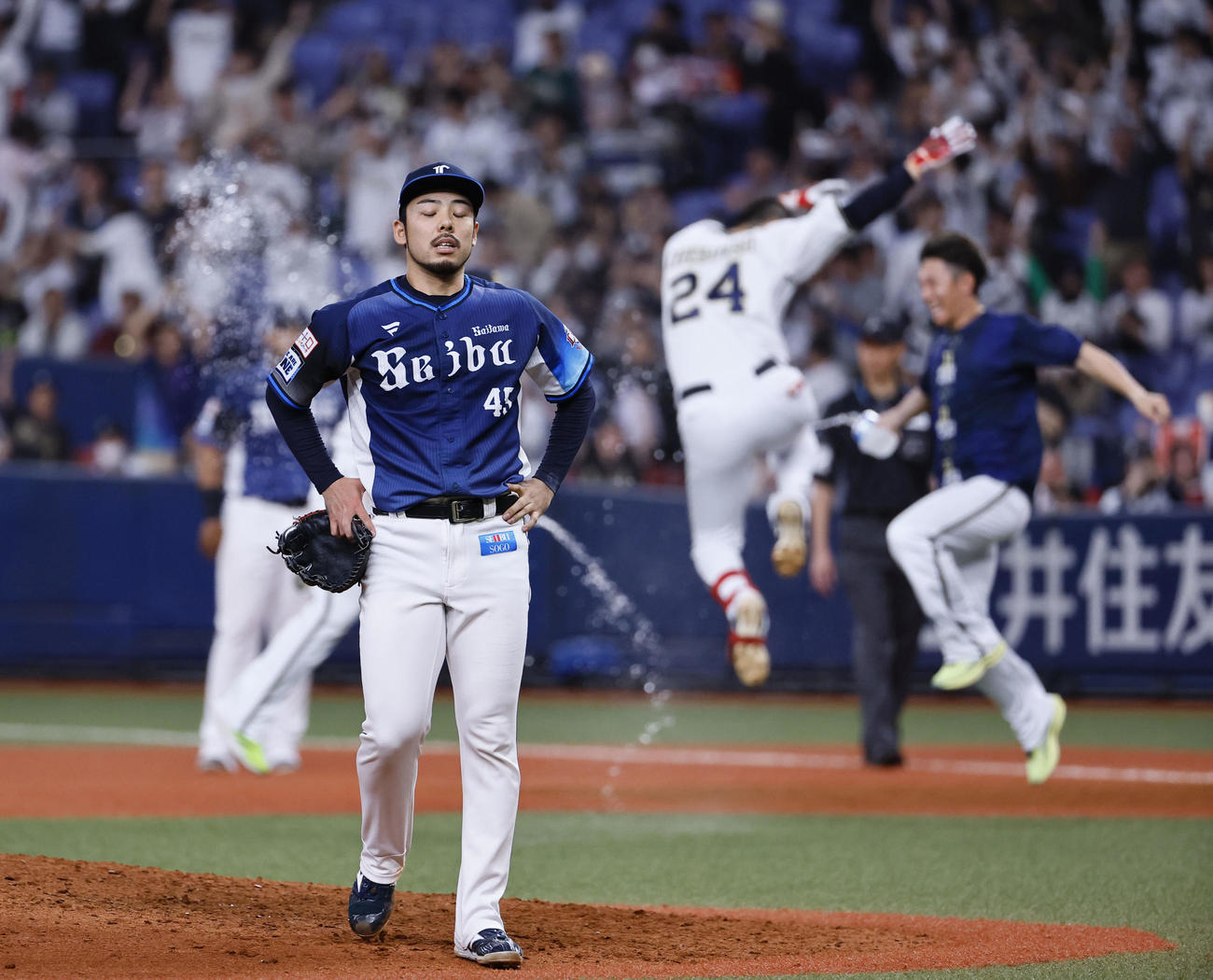 オリックス対西武　10回裏オリックス2死二、三塁、紅林弘太郎（24）にサヨナラの適時打を許しガックリする本田（撮影・藤尾明華）