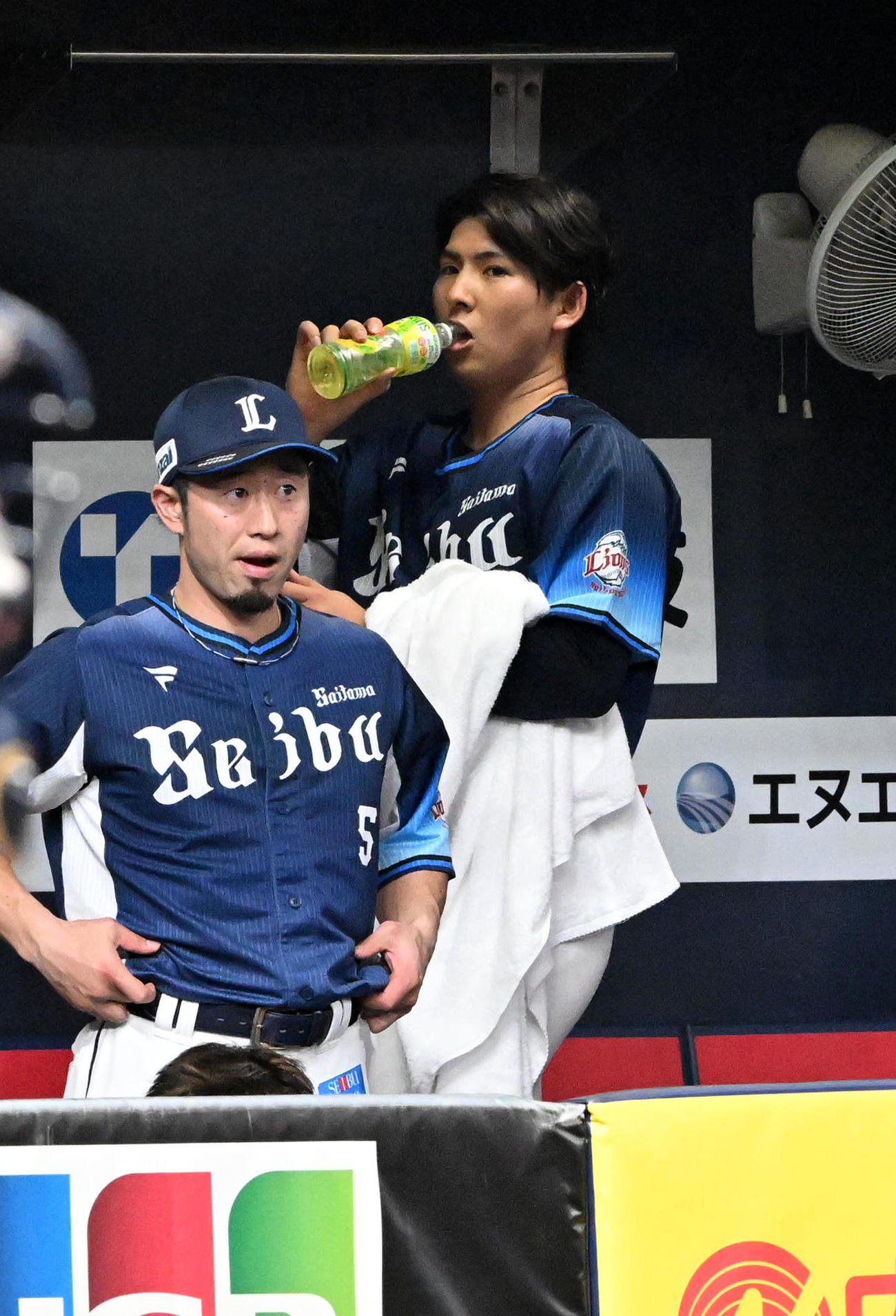 オリックス対西武　6回、ベンチに戻り水分を補給する西武先発の武内（撮影・前岡正明）