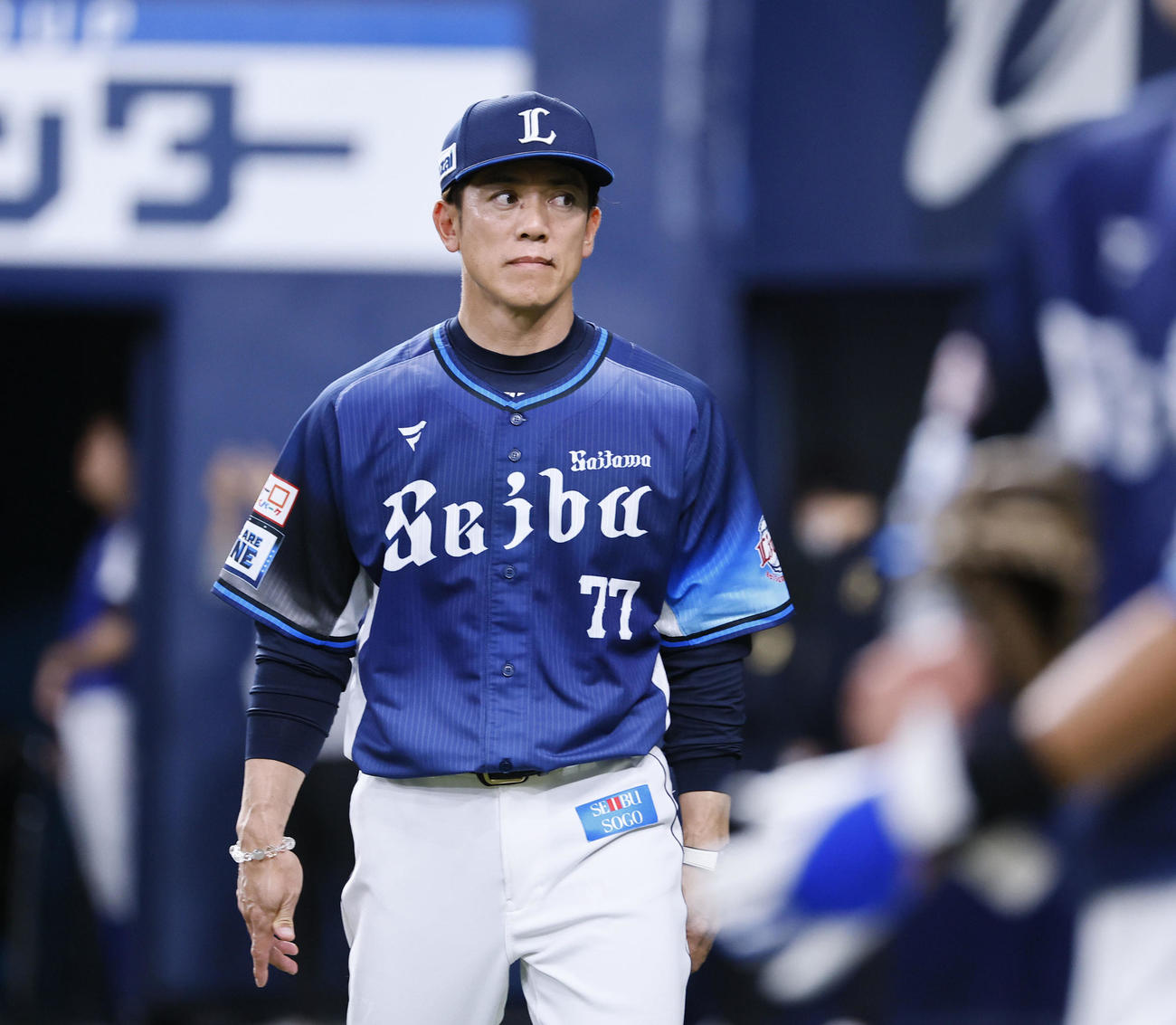 オリックス対西武　7回、交代を告げた西武松井監督（撮影・藤尾明華）