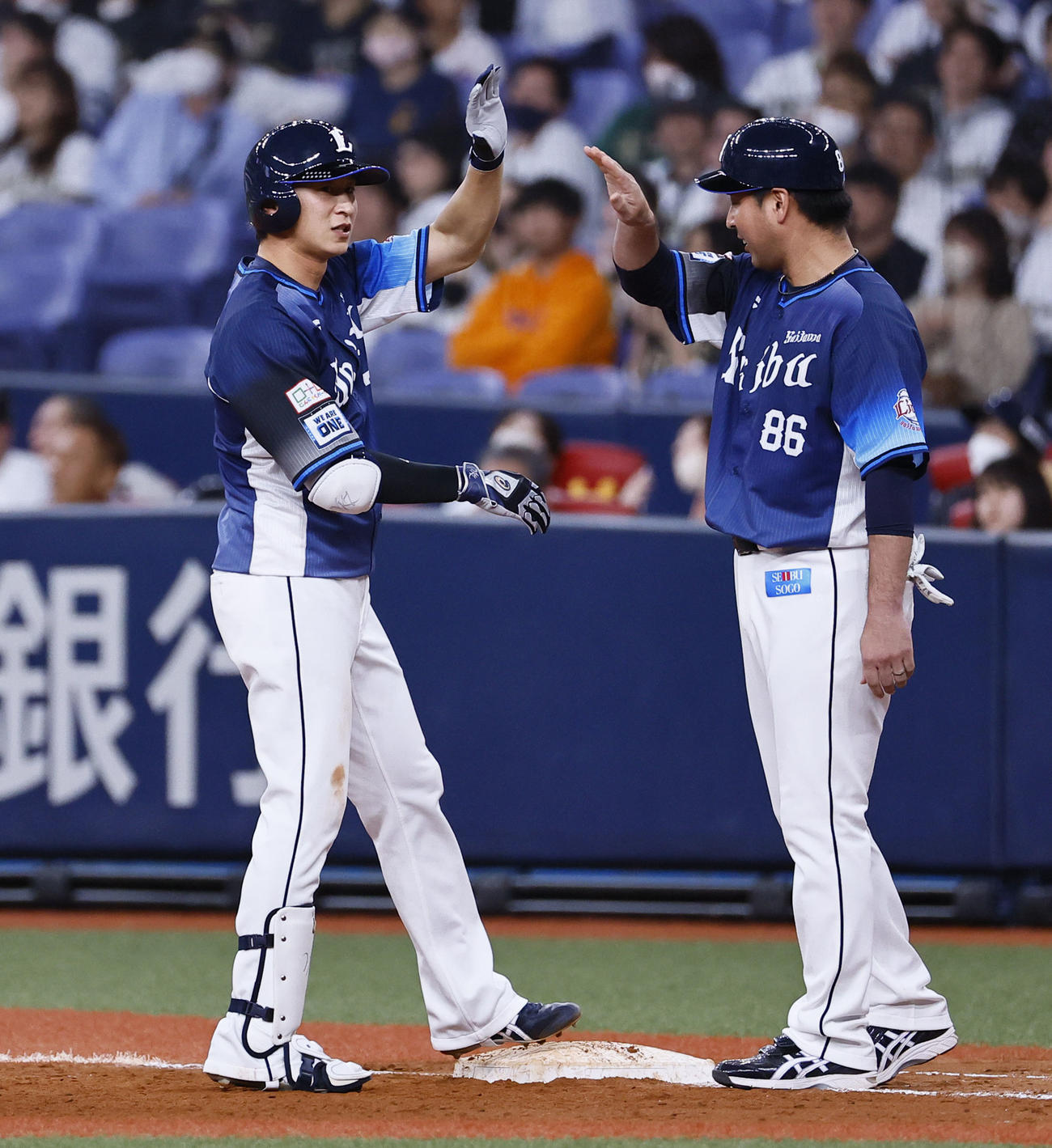オリックス対西武　9回表西武2死一、三塁、金子侑は中前に同点の適時打を放ちベンチに向かって手を上げる（撮影・藤尾明華）