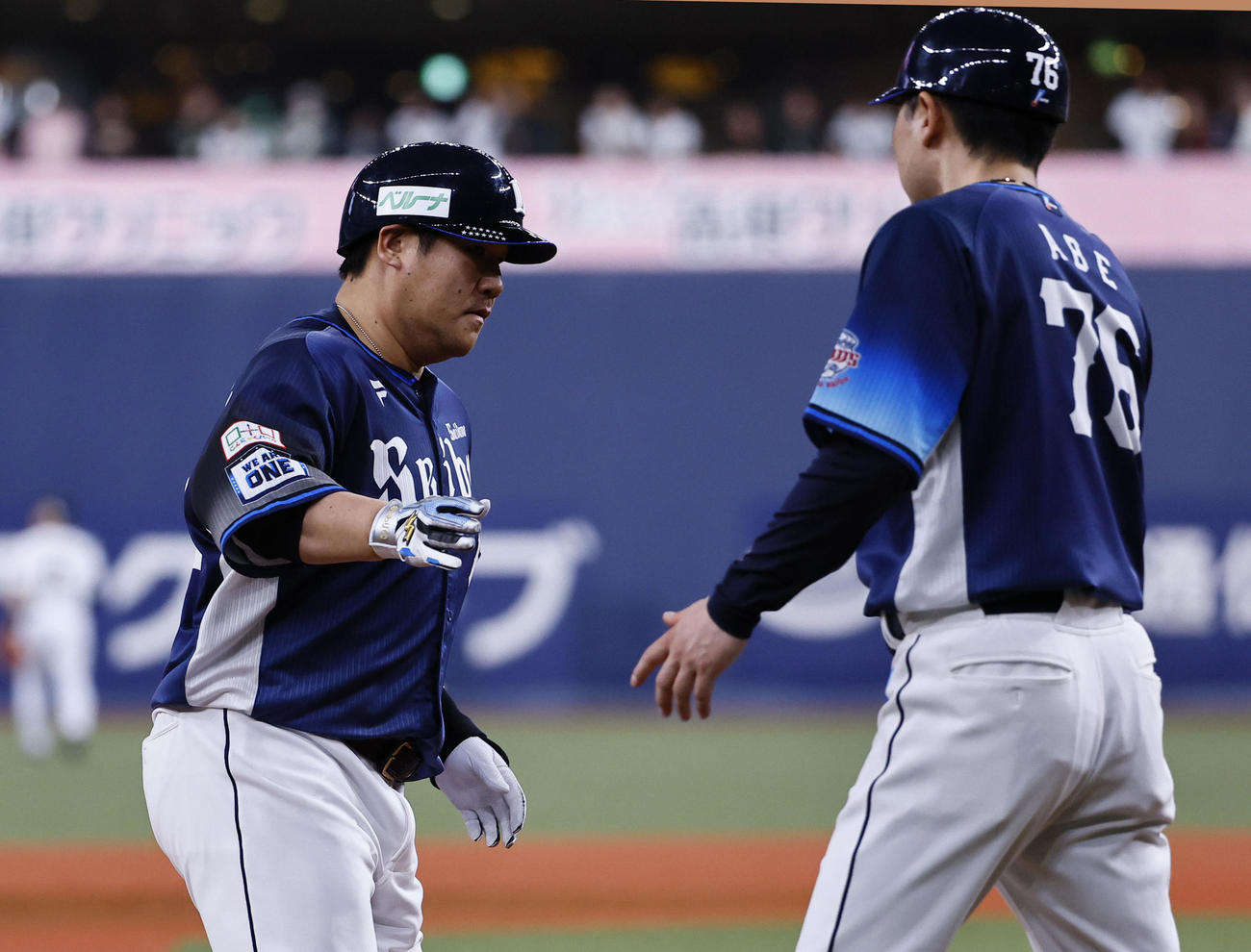 オリックス対西武　9回表西武無死、中村剛は左越えに本塁打を放ち三塁を回る（撮影・藤尾明華）