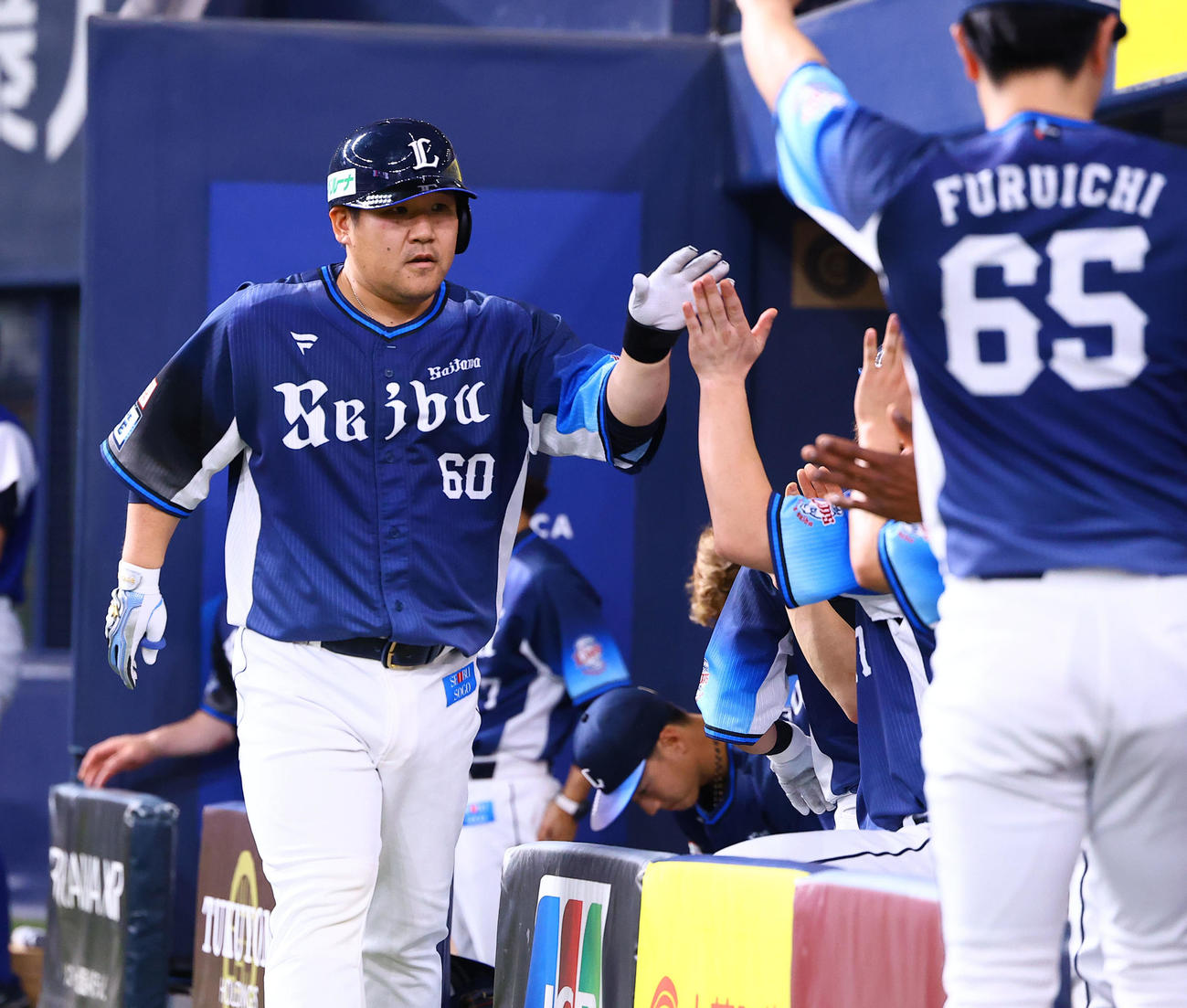 オリックス対西武　9回表西武無死、中村剛は左越えに本塁打を放ちナインとタッチを交わす（撮影・藤尾明華）